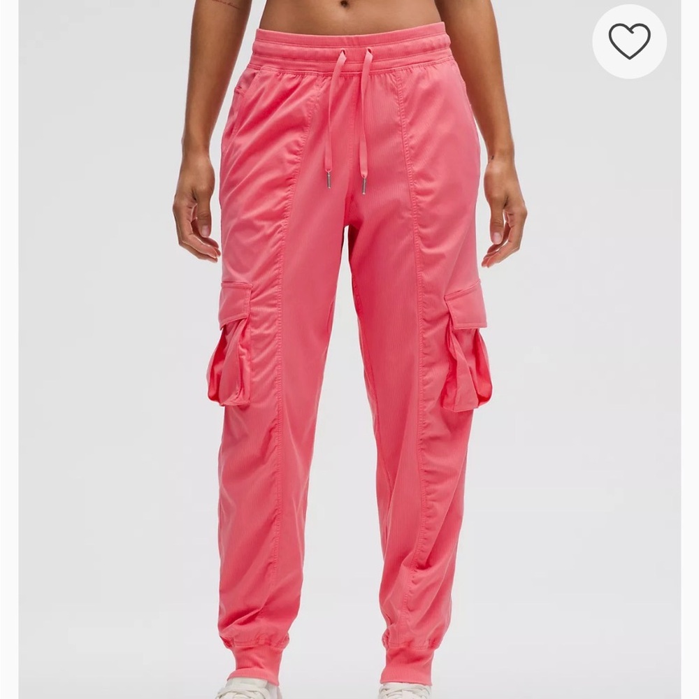 NWT Lululemon Dance Studio Relaxed-Fit
MR Cargo Pant Sakura Pink
